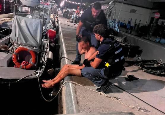 Marina di Ravenna, si getta in acqua dal molo in stato di alterazione: salvato per un soffio dai poliziotti