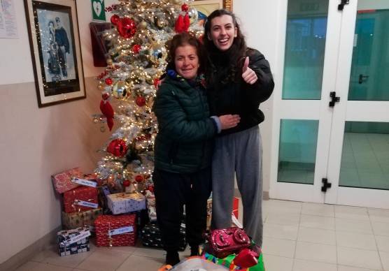 Rimini, trova una borsa con soldi e documenti, la porta ai carabinieri e incontra la proprietaria