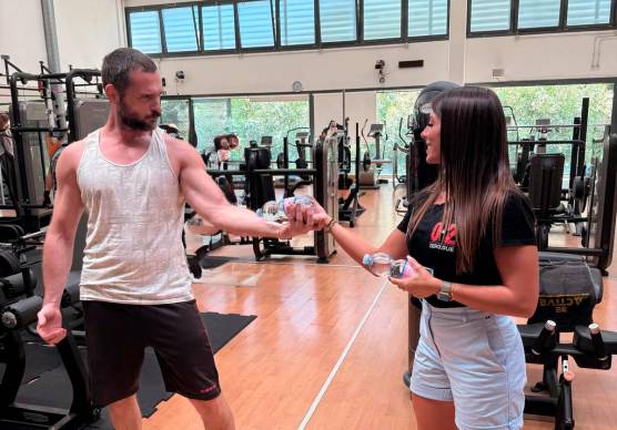 “Troppo caldo in palestra? L’acqua è omaggio e restiamo aperti fino a mezzanotte”