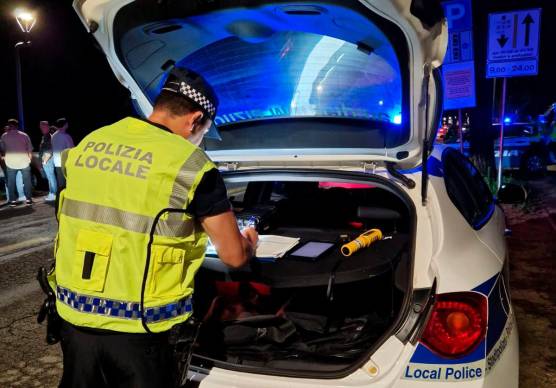 Ravenna, ubriaca fradicia, abbatte la segnaletica e poi si accomoda nell’auto che la soccorre