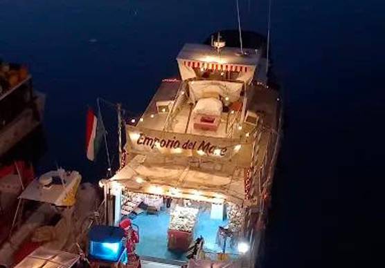 La motonave Mt Buster trasformata in Emporio del mare nel 2017