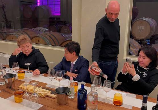 L’imprenditrice giapponese Yuko Furugen insieme al dottor Akira Aoki, specializzato nei processi anti invecchiamento, sommelier e ambasciatore dei vini del Titano durante la visita alla Cantina San Marino