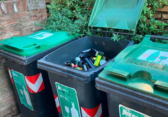 I tre contenitori del vetro a pochi metri dalla Barriera