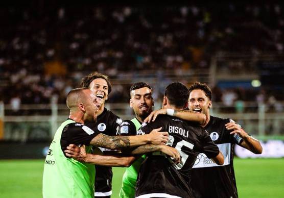 Tommaso Arrigoni, a sinistra con la pettorina, festeggia il gol di Dimitri Bisoli a Pescara foto Luigi Rega