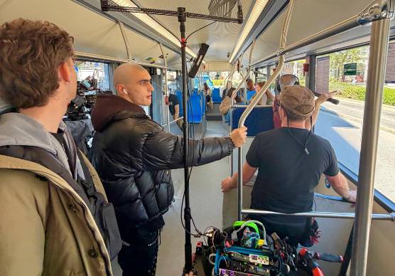 Rimini, il “Re dei tamarri” sale sul bus: è Achille Costacurta nel film “Piove col sole”