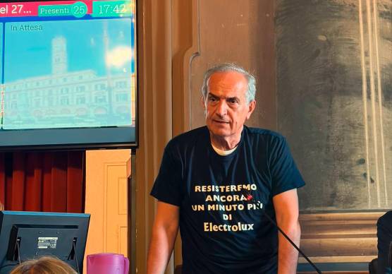 Forlì. La maglietta del sindaco Zattini: “Resisteremo ancora un minuto più di Electrolux”