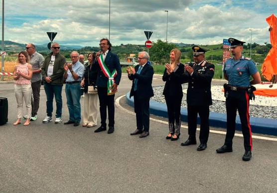 Coriano. Alla rotonda dedicata a Casadei a 98 anni balla sulle note di Romagna Mia VIDEO