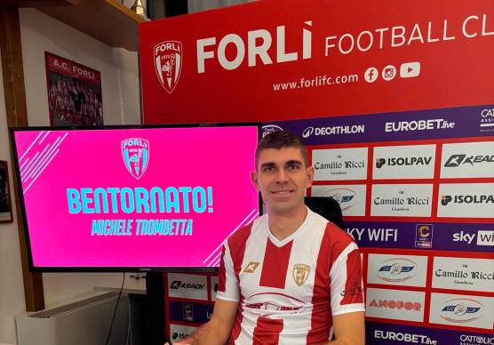 Michele Trombetta mentre firma in sede (foto Forlì Fc)
