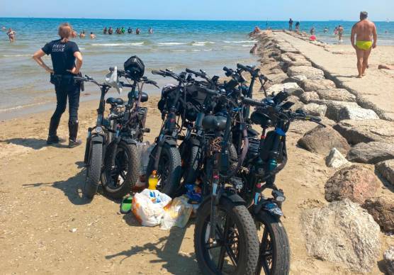 Bici elettriche parcheggiate in spiaggia. Maxi multa a Punta Marina