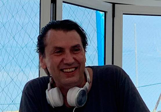 Cervia piange Carlo Censoni, il dj della prima movida. Suonava dal tetto del Bicio e Papao