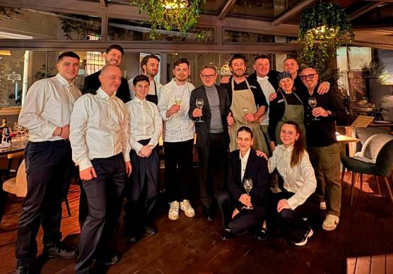 Lo staff, i soci e il sindaco Massimo Isola all’inaugurazione