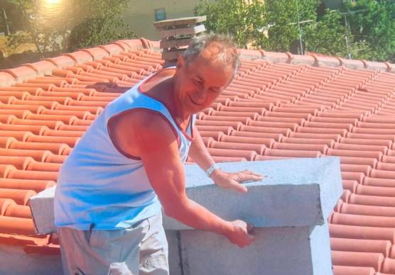 Sergio Broccoli al lavoro su un tetto