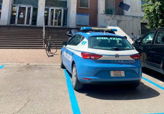 Auto della polizia davanti al tribunale di Forlì