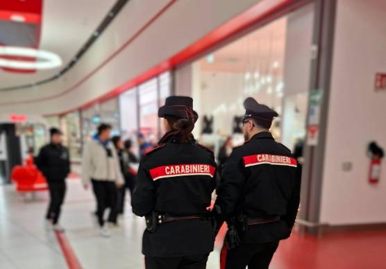 Ravenna, ruba un paio di scarpe da 200 euro e le nasconde sotto i vestiti: scoperto dai Carabinieri all’Esp