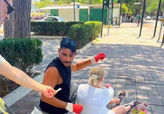 Milano Marittima, 83enne cade sul marciapiede: salvata e accudita da due poliziotti fuori servizio