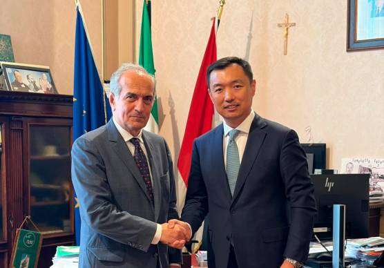Il sindaco di Forlì Gian Luca Zattini con il nuovo presidente del gruppo Ferretti Tonny Tan ricevuto a fine maggio