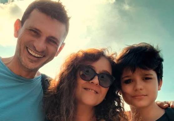 Andrea Minguzzi con la moglie Yasemin e il figlio Mattia