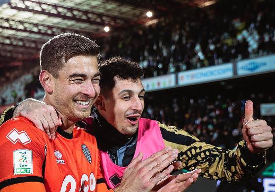 Alessandro Siano festeggia Jonathan Klinsmann al termine di Cesena-Modena 1-0 dell’andata (foto Gianmaria Zanotti)