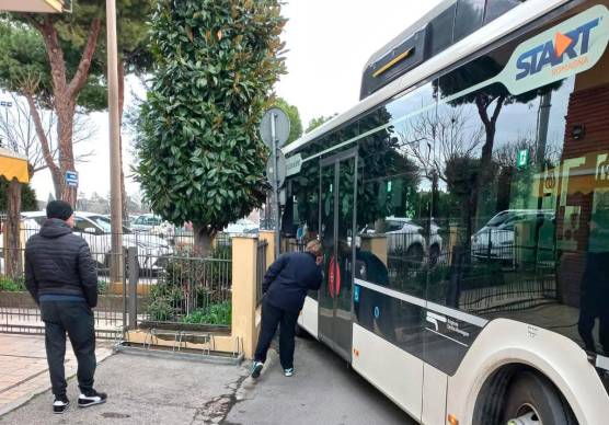 Un mezzo pubblico bloccato durante la svolta