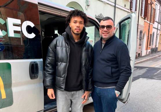 Jalen Blesa e il suo agente La Manna in partenza ieri pomeriggio da Cesena per il Portogallo: oggi sarà annunciato il suo trasferimento al Rio Ave
