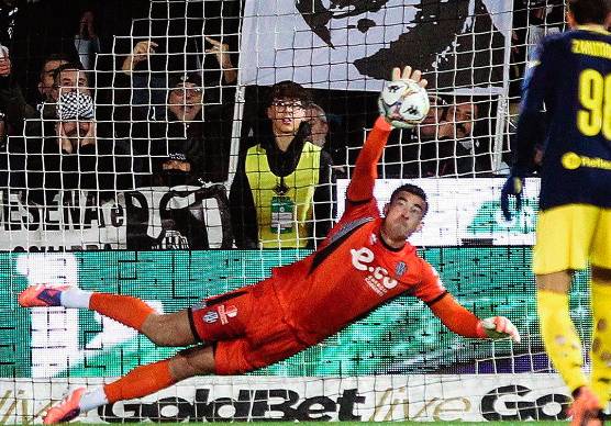 La parata di Jonathan Klinsmann sul rigore di Ettore Gliozzi