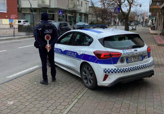 Gatteo. Derapate e manovre folli nelle rotonde: la Polizia Locale ferma il pirata e gli ritira la patente