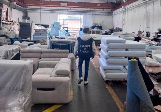 Forlì, mobile imbottito e fatture false: sequestri per 3 milioni