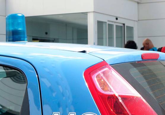 Rimini, ruba bottiglie da un supermercato e manda all’ospedale il titolare