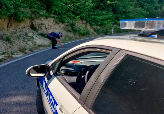 I rilievi della Polizia locale sul luogo della caduta