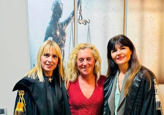 Da sinistra l’avvocata Velca Artusi, Cristina Olivi e l’altra legale che l’ha assistita Michela Bravi