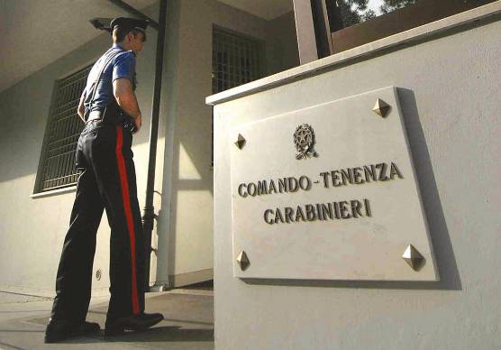 Cattolica. Donna frena con l’auto e fa attraversare pedone, il conducente del furgone dietro la insulta e la picchia