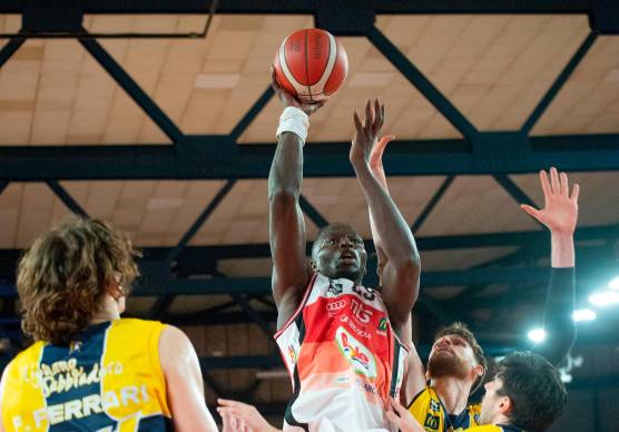 Il pivot biancorosso Gora Camara nella partita d’andata (Morosetti)