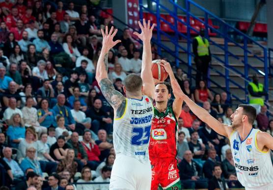 Justin Johnson cerca di opporsi al tiro da tre punti di Pierpaolo Marini (Morosetti)