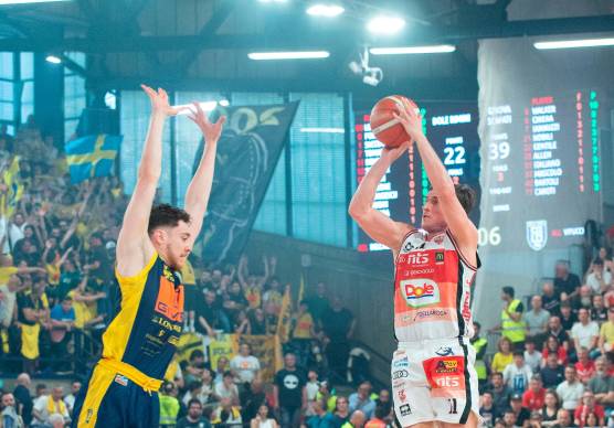 Saverio Bartoli, in maglia Scafati, in difesa su Davide Denegri