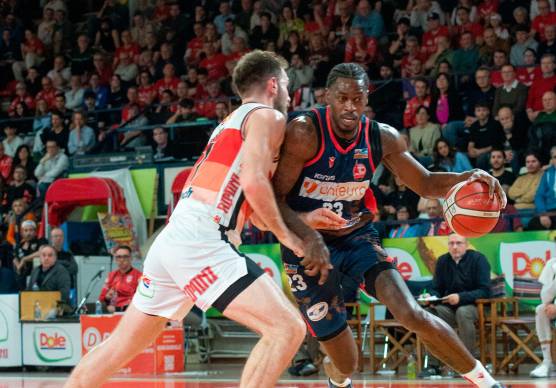 DeShawn Stephens contro Alessandro Simioni nel derby del Flaminio morosetti