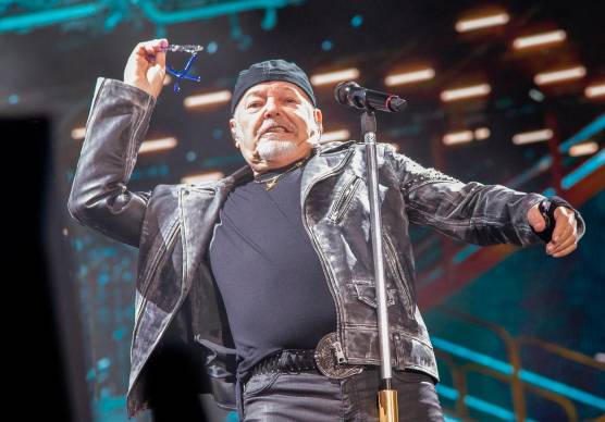 Vasco Rossi sul palco dello stadio Romeo Neri sabato sera (Foto Tommaso Morosetti)
