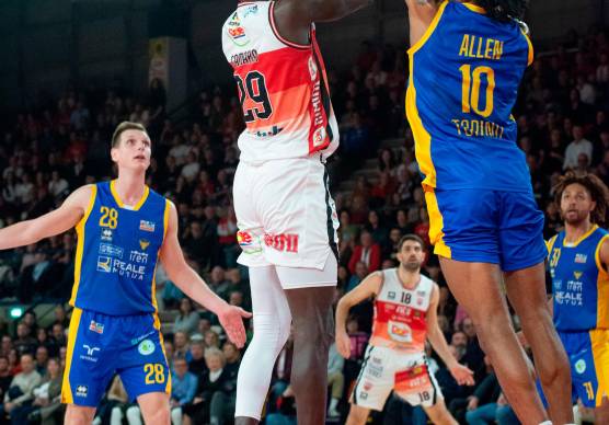 Gora Camara contro Allen nel match d’andata al Flaminio foto morosetti