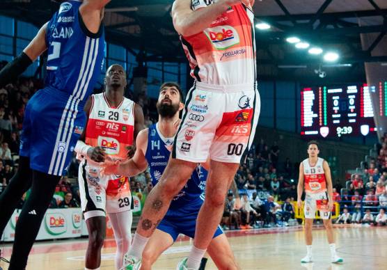 A sinistra Giacomo Leardini a canestro nel vittorioso match della Dole su Brindisi, a destra il ritrovato Gaspardo che ha portato entusiasmo in casa Unieuro