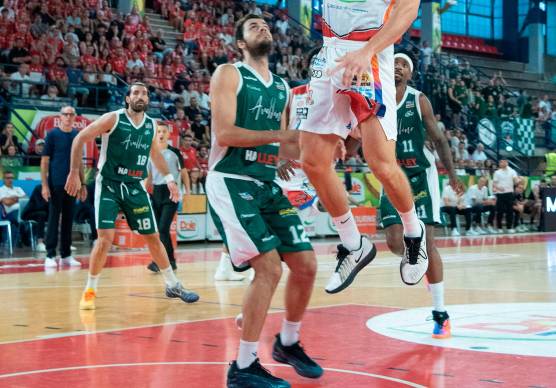 Davide Denegri a canestro contro Avellino foto tommaso morosetti