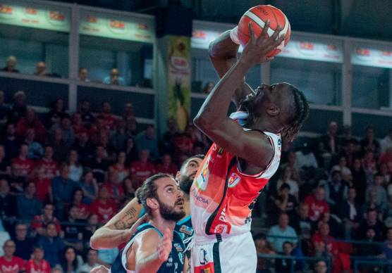 Il pivot biancorosso Gora Camara