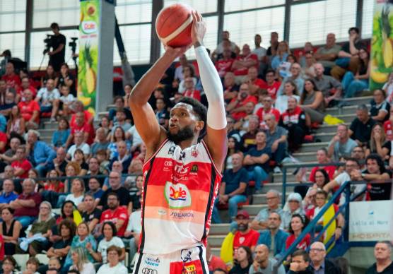 Mark Ogden torna da ex stasera al Pala Pentassuglia