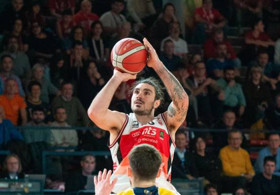 Una sospensione di Giacomo Leardini contro Cividale foto TOMMASO morosetti