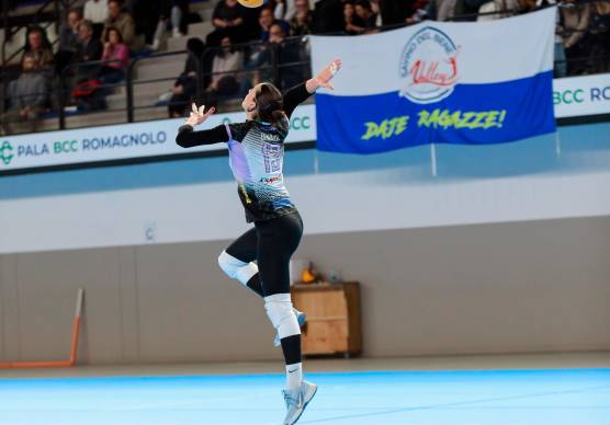 Il capitano Giada Benazzi in battuta