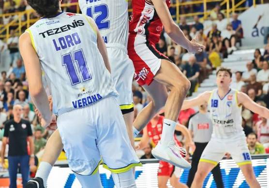 Pierpaolo Marini sotto le plance marcato da Poser foto NICOLA DE LUIGI