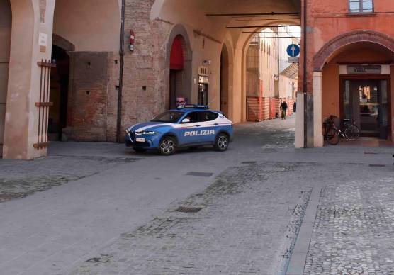Imola, coppia di giovani depreda il centro commerciale rimuovendo l’antitaccheggio: arrestati