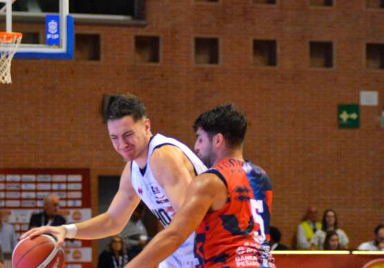 Il nuovo play biancorosso Saverio Bartoli e il regista titolare Davide Denegri, durante la semifinale di Supercoppa con Pesaro foto massimo fiorentini