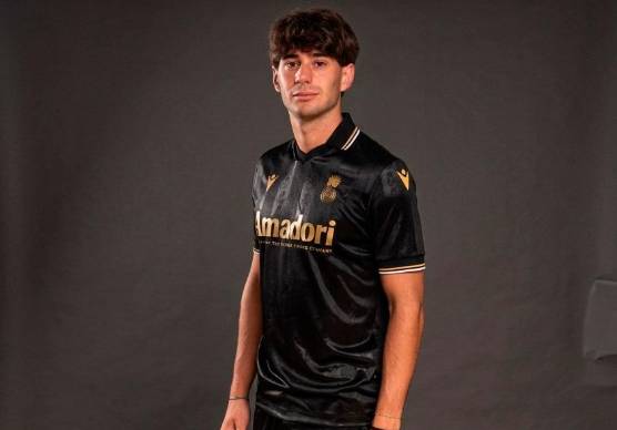 Cristian Shpendi con la nuova seconda maglia del Cesena (foto Cesena Fc)