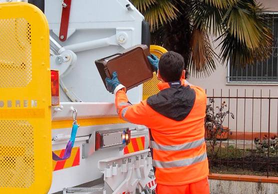 In udienza il 18 dicembre al Tribunale di Rimini; la vittima li aveva rimproverati vedendoli gettare i rifiuti in modo scorretto