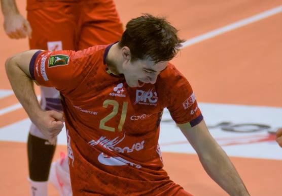 Lo schiacciatore bulgaro Samuil Valchinov esulta foto MASSIMO FIORENTINI