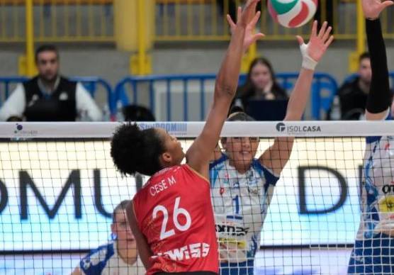 Serena Ortolani a muro sulla schiacciata di Ailama Cese Montalvo